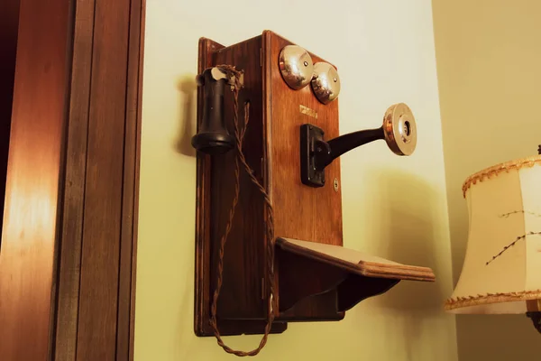 Egy Közeli Kép Egy Régi Vintage Telefon Egy Lámpa Falon — Stock Fotó