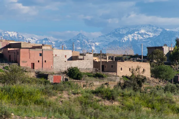 Edificios Una Planta Zona Seca Fondo Montañas Nevadas Essaouira Marruecos — Foto de Stock