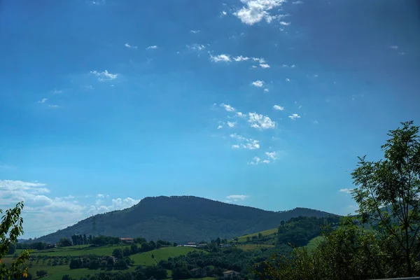 Ein Klarer Blauer Himmel Über Einer Wunderschönen Berglandschaft — Stockfoto