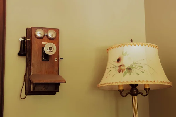 Een Close Opname Van Een Oude Vintage Telefoon Een Lamp — Stockfoto