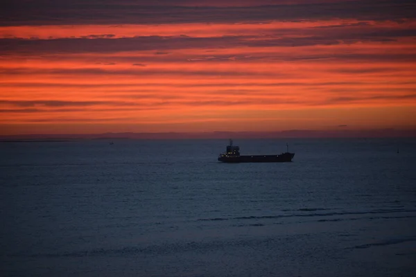 Ein Wunderschöner Goldroter Sonnenuntergang Über Dem Klaren Blauen Wasser Dessen — Stockfoto