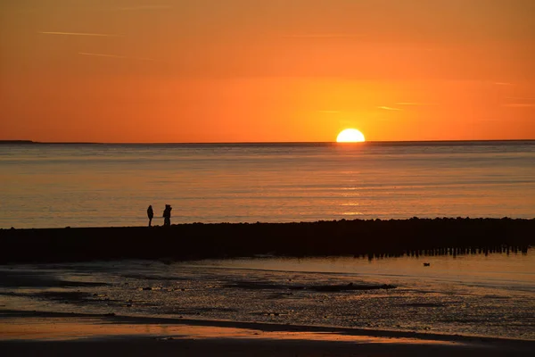 Vacker Gyllene Solnedgång Som Skiner Över Havet Med Två Människor — Stockfoto