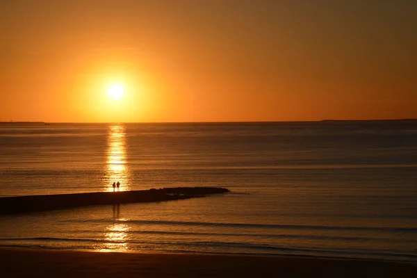 Impresionante Paisaje Dorado Atardecer Sobre Mar Con Una Pareja Siluetas — Foto de Stock