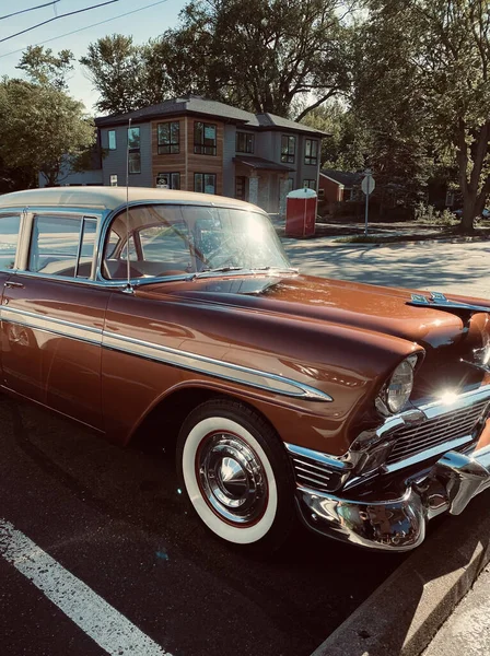 Pionowe Ujęcie Brązowego Błyszczącego Starego Samochodu Zaparkowanego Zewnątrz Słoneczny Dzień — Zdjęcie stockowe