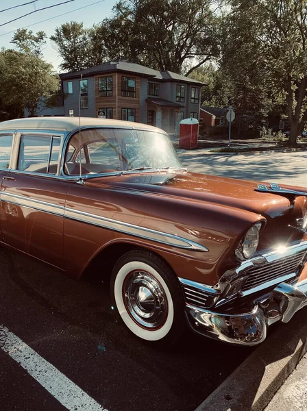 Vertical Shot Brown Shiny Vintage Car Parked Outdoors Sunny Day — Stock Photo, Image