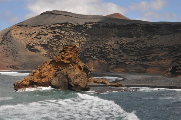 西班牙兰萨罗特岛火山岛上荒芜的海滩美景 — 图库照片