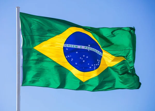 Una Bandiera Brasiliana Sventolante Nel Cielo — Foto Stock