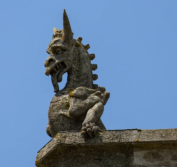 Detailní Záběr Strašidelné Kamenné Sochy Gargoyle Vrcholu Budovy Jasně Modrou — Stock fotografie