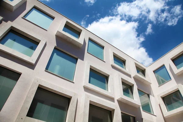 Eine Flache Aufnahme Eines Modernen Gebäudes Mit Glasfenstern Unter Wolkenlosem — Stockfoto
