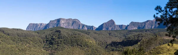 Une Vue Panoramique Belles Montagnes Derrière Colline Verte — Photo