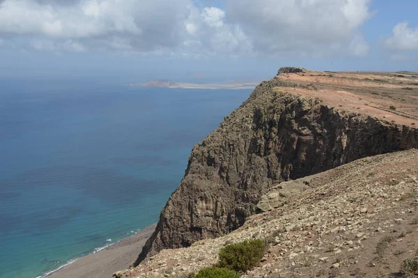 Een Betoverend Uitzicht Bewolkte Blauwe Lucht Zee Kliffen Zomer — Stockfoto