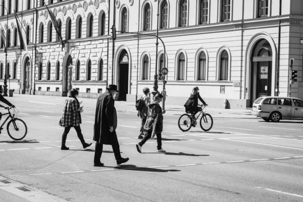 Munich Alemanha Jun 2021 Tiro Tons Cinza Pessoas Passando Por — Fotografia de Stock