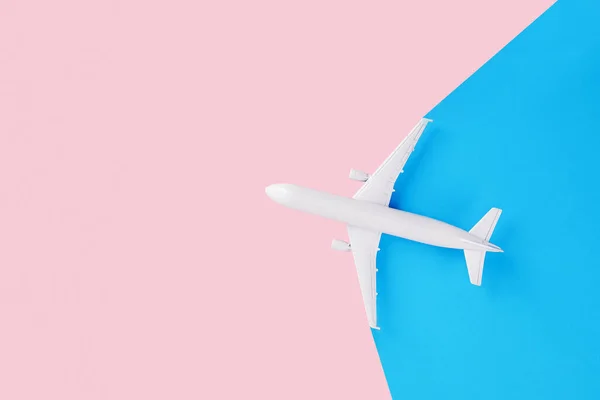 ピンクと青の背景に隔離されたおもちゃの飛行機 — ストック写真