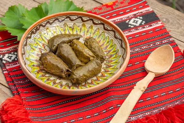 Närbild Buskdolma Träplattan Och Träsked Röd Traditionell Matta — Stockfoto