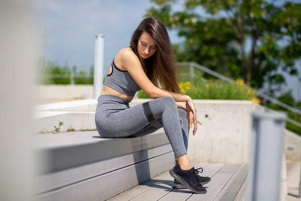 Ung Vit Kvinna Som Utövar Yoga Utomhus Hälsosam Livsstil — Stockfoto