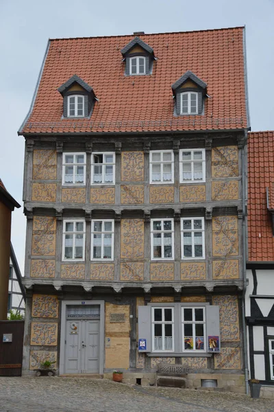 Ein Altes Gebäude Mit Rötlichem Ziegeldach — Stockfoto