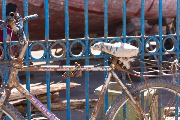 Essaouira Morocco Apr 2017 Ένα Παλιό Ποδήλατο Δεμένο Ένα Μπλε — Φωτογραφία Αρχείου