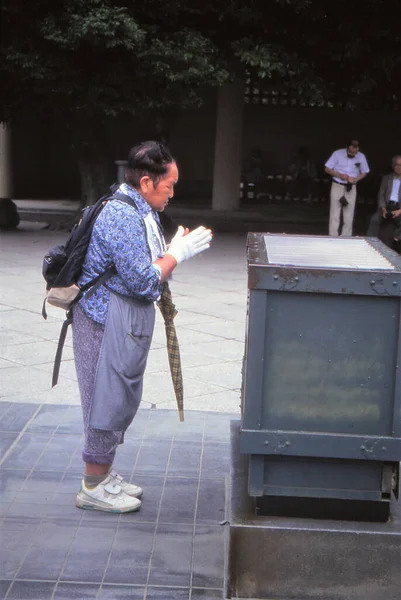 2021年6月4日 日本人背着背包在户外神道石碑前祈祷 — 图库照片