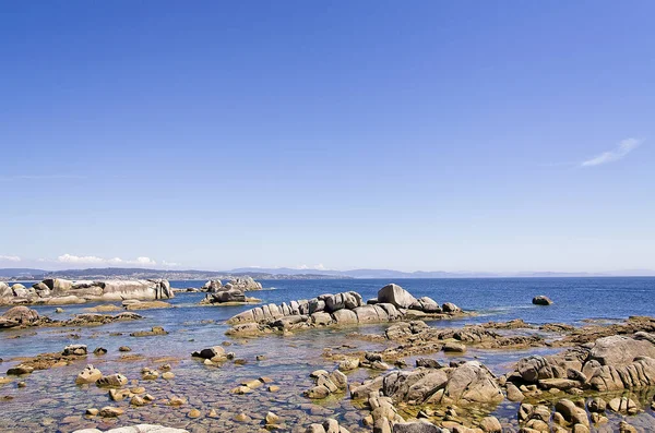 Uno Splendido Scenario Una Spiaggia Rocciosa Una Giornata Sole — Foto Stock