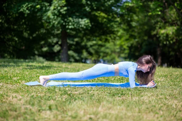 Young Caucasian Female Practicing Yoga Outdoors Healthy Lifestyle — Zdjęcie stockowe
