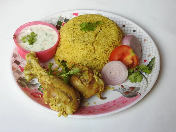 Een Close Shot Van Heerlijke Zelfgemaakte Chicken Biryani Met Rijst — Stockfoto