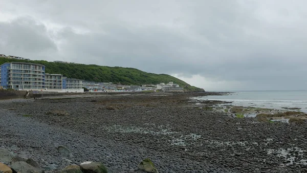 Nahaufnahme Von Ferienhäusern Strand Des Ozeans Einem Bewölkten Tag — Stockfoto