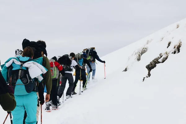 Karla Kaplı Dağlarda Yürüyüş Yapan Biri — Stok fotoğraf