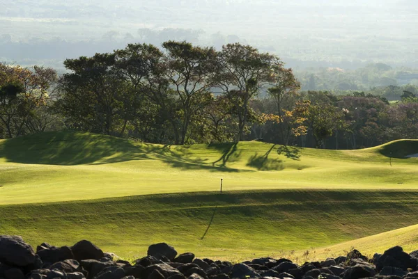 Belo Campo Golfe Iluminado Com Luz Solar Nascer Sol Espaço — Fotografia de Stock