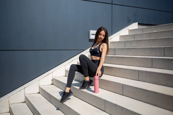 Une Jeune Femme Caucasienne Pratiquant Yoga Plein Air Mode Vie — Photo