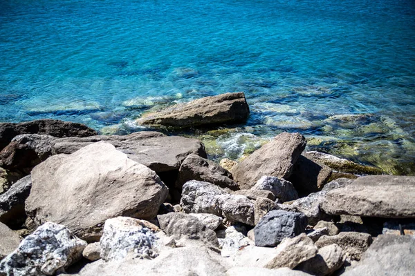 Ένα Κοντινό Πλάνο Μεγάλες Πέτρες Μια Μπλε Ακτή — Φωτογραφία Αρχείου
