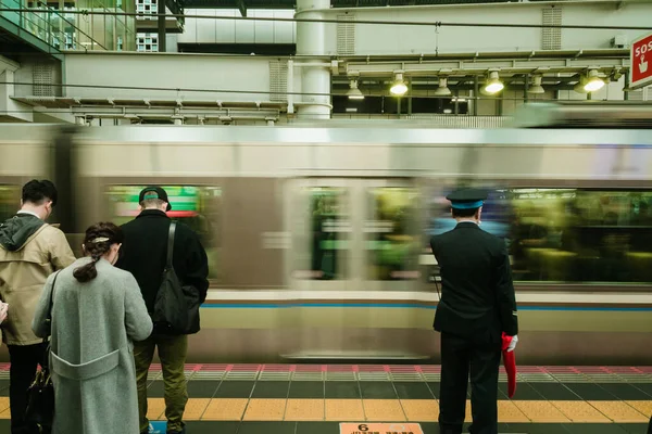 Осака Япония Ноября 2018 Года Группа Ждет Поезд Прибудет Станцию — стоковое фото