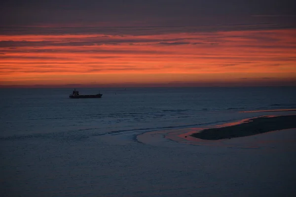 Dramatický Purpurový Západ Slunce Nad Klidným Mořem — Stock fotografie