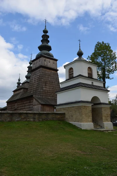 Низькокутний Показ Хмарного Неба Над Православною Церквою Озері Польща — стокове фото