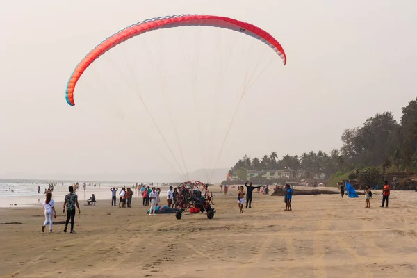 Goa India Nisan 2021 Ashvem Plajı Boyunca Motorlu Paraşüt Paraşüt — Stok fotoğraf