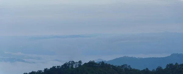 Cliché Panoramique Des Nuages Sommet Des Chaînes Montagnes — Photo