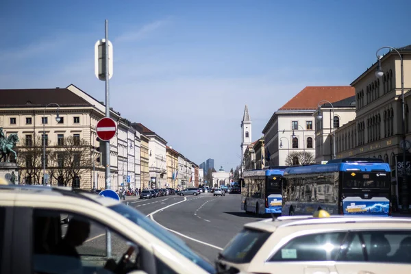 Munich Γερμανία Ιουν 2021 Ένας Δρόμος Στο Μόναχο Δύο Ταξί — Φωτογραφία Αρχείου