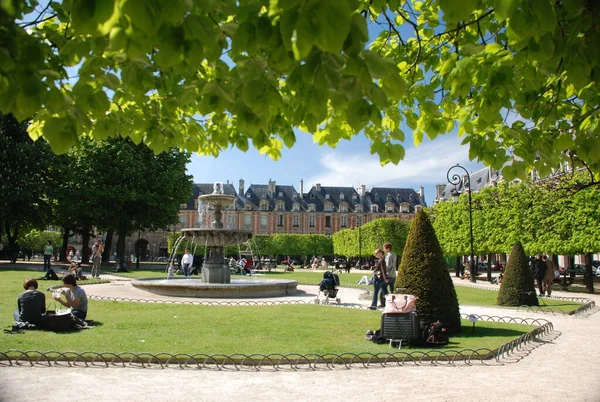 2008年4月27日フランス パリのヴォージュ広場の公園に木の緑がたくさんある — ストック写真