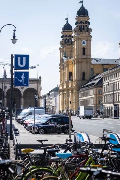 ミュンヘン ドイツ 2021年6月12日 ミュンヘンのシアターインターキルヒには 前景に自転車があります — ストック写真