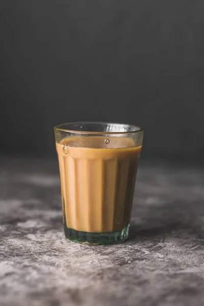 Indiai Chai Üvegpohárban Masalákkal Hogy Elkészítse Teát — Stock Fotó