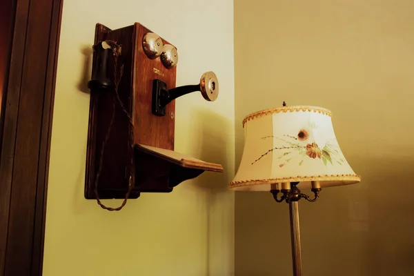 Nahaufnahme Eines Alten Vintage Telefons Und Einer Lampe Auf Einem — Stockfoto