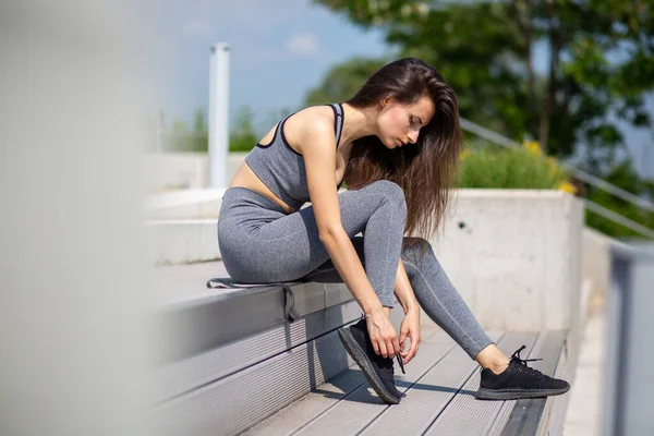 Una Joven Mujer Caucásica Practicando Yoga Aire Libre Estilo Vida — Foto de Stock