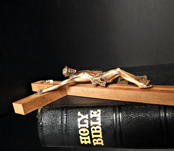 Close Bíblia Antiga Com Crucifixo Madeira Que Coloca Cima Isolado — Fotografia de Stock