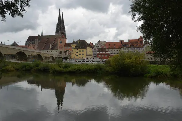Okouzlující Pohled Odraz Budov Jezeře Regensburgu Německo — Stock fotografie