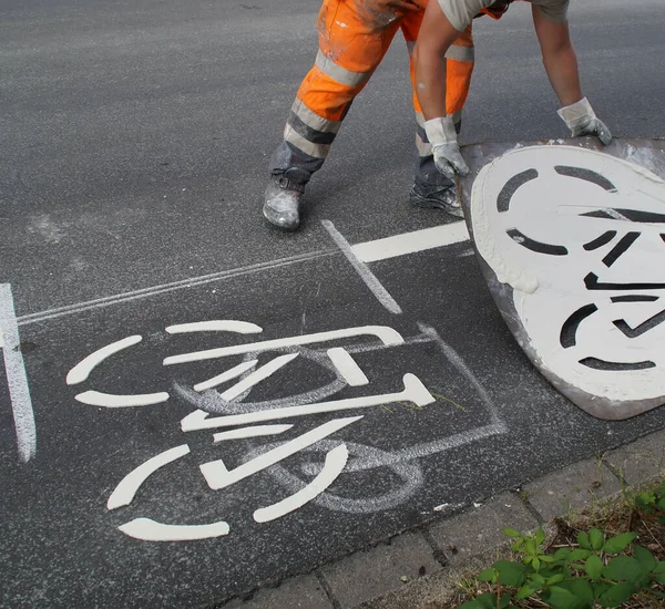 Een Close Van Een Arbeider Die Het Fietsbord Grond Drukt — Stockfoto