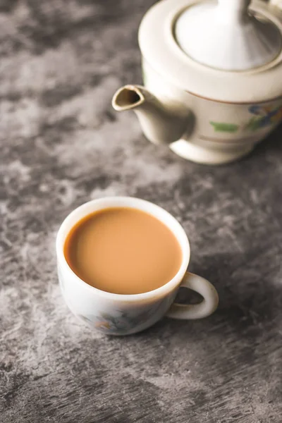 Hint Çayı Cam Bardaklarda Masalalarla Çay Yapar — Stok fotoğraf