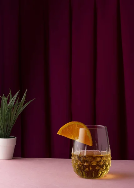 Una Toma Vertical Vaso Bebida Con Una Rebanada Naranja Sobre — Foto de Stock