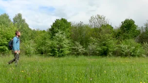 Zdjęcia Przystojnego Młodzieńca Trekking Górskim Lesie — Wideo stockowe