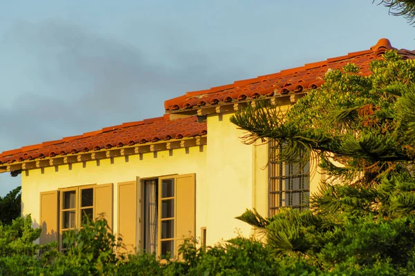 Uma Fachada Uma Bela Casa Residencial Com Telhado Azulejos — Fotografia de Stock