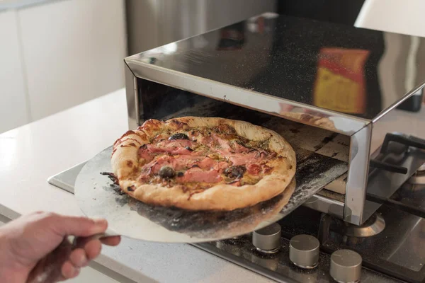 Primo Piano Una Mano Cuoco Maschio Che Rimuove Pizza Cotta — Foto Stock