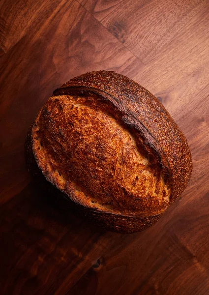 Ahşap Bir Arka Planda Taze Pişmiş Ekmek Resmi — Stok fotoğraf